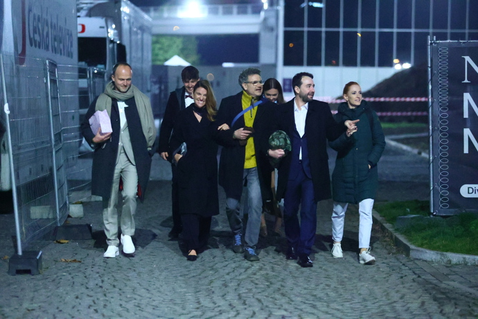 Patrik Hartl odcházel s manželkou, Terezou Pruckovou i přáteli.