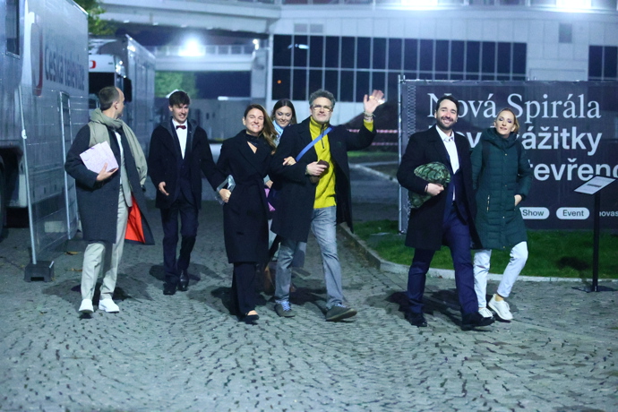 Patrik Hartl mává fotografům.