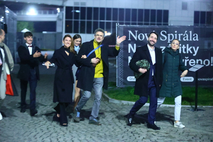 Patrik Hartl klasicky mává fotografům.