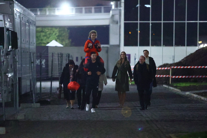 Martina Ptáčková vlezla bratru Josefovi na ramena.
