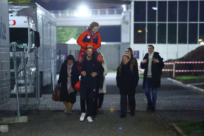 Martina Ptáčková vlezla bratru Josefovi na ramena.