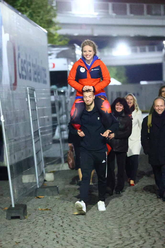 Martina Ptáčková na ramenech svého bráchy.