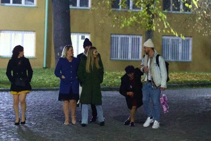 Martin Prágr odchází domů s těmi nejbližšími.