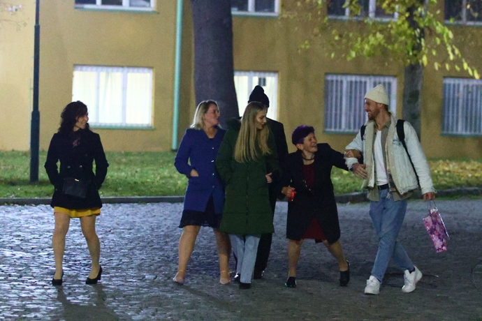 Martin Prágr odchází domů s těmi nejbližšími.