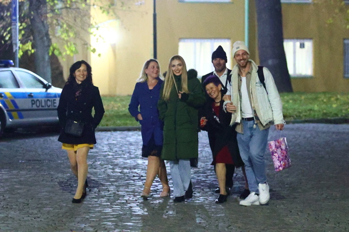 Martin Prágr odchází domů s těmi nejbližšími.