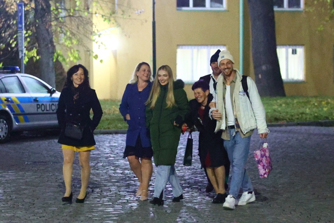 Martin Prágr odchází domů s těmi nejbližšími.