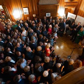 Petr Pavel se s manželkou Evou setkali s krajany na české ambasádě v Bernu.
