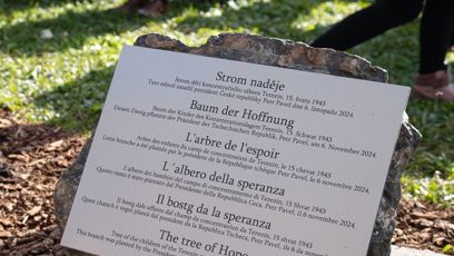 FOTO: Prezident Petr Pavel se v Bernu setkal s krajany a zasadil strom terezínských dětí – symbol naděje a budoucnosti.