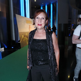 Rok před sedmdesátkou se Milena Steinmasslová nebojí černých flitrů.