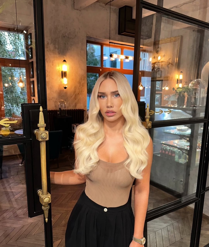 Erika Eliášová vypadá jak umělá panenka.