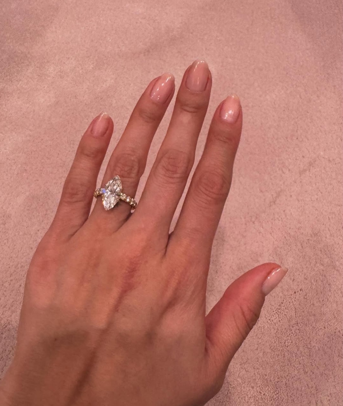 Selena Gomez se na Instagramu pochlubila honosným zásnubním prstýnkem s velkým diamantem.