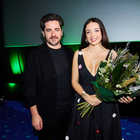 Nicole Šáchová dostala kytici. 