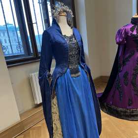 Jako princezna Flóra z pohádky Tři princezny nosí Sára Černochová šaty v barvě královské modři.