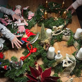 Ruční zdobení adventních věnců považuje Agáta Hanychová za rodinnou tradici.