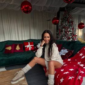 Agáta Hanychová si pořídila červené vánoční koule v maxi velikosti.