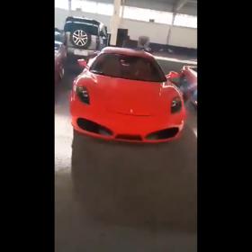 Ferrarri mezi vozy nechybělo.