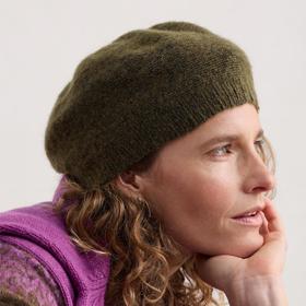 Způsobů, jak ikonickou pokrývku hlavy nasadit, je hned několik.