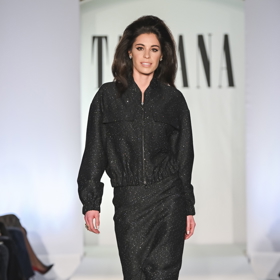 Objemné účesy vznikaly na hlavách dvanácti modelek dobrých pět hodin.