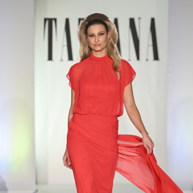 Rudá barva rovněž patří mezi typické barvy Kovaříkové. Nikdo vás v takových šatech nepřehlédne.