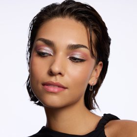 Trendy ledový vzhled si hraje s umístěním světlého stínu. Ideální je co nejblíž vnitřnímu koutku. Ladit jej pak můžete i se světle fialkovými či narůžovělými odstíny.