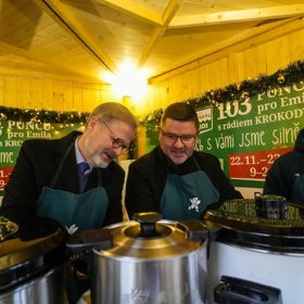 Petr Fiala rozléval punč pro Emila na Moravském náměstí v Brně. 