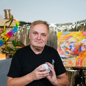 Pro své předpovědi využívá Vlastík Plamínek speciální kulaté karty s obrázky.