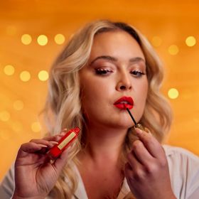 Vánoční líčení Notino s trochu nadsázky a vtipu, to je oční linka vyvedená v bíločerveném tónu. Troufnete si na ni?