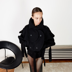 Krátký trenčkot, model z aktuální kolekce návrhářky Evy Vontorové Ether Linea.