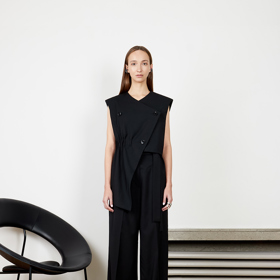 Model z aktuální kolekce návrhářky Evy Vontorové Ether Linea.