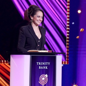 Pomáhá na svých koncertech nacházet děti, které se zatoulaly svým rodičům. 