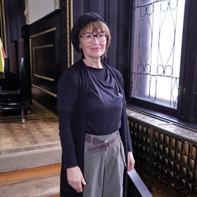 Baret doplnil zpěvaččin ležérní model.