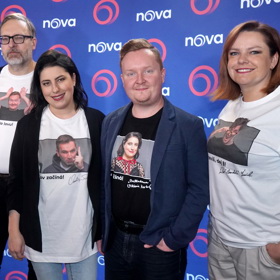 Tým lovců z pořadu Na lovu v tričkách se svými podobiznami.