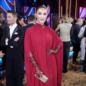 Vysoké řasené kožené rukavičky v barvě bordó vynesla na poslední večer soutěže StarDance modelka Taťána Makarenko. Doplnily róbu od české značky Anamé.