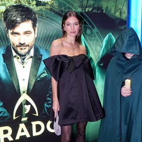 Modelka oblékla obří mašli na finále reality show Zrádci.