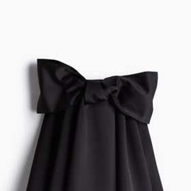 Jako vejce vejci, takový model pořídíte v nabídce módní značky H&M, za 1 899 Kč.