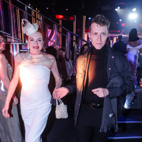 Maminka Oskara Hese, Marcela Karleszová, na finálním večeru StarDance v doprovodu herce Vojtěcha Vodochodského.