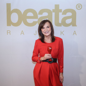 Módní návrhářka Beata Rajská se v roce 2025 vrací k tradičním krojům, ale v moderním pojetí.