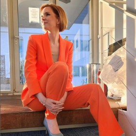 Meteoroložka Dagmar Honsová v práci ráda nosí výrazné barevné kostýmky.