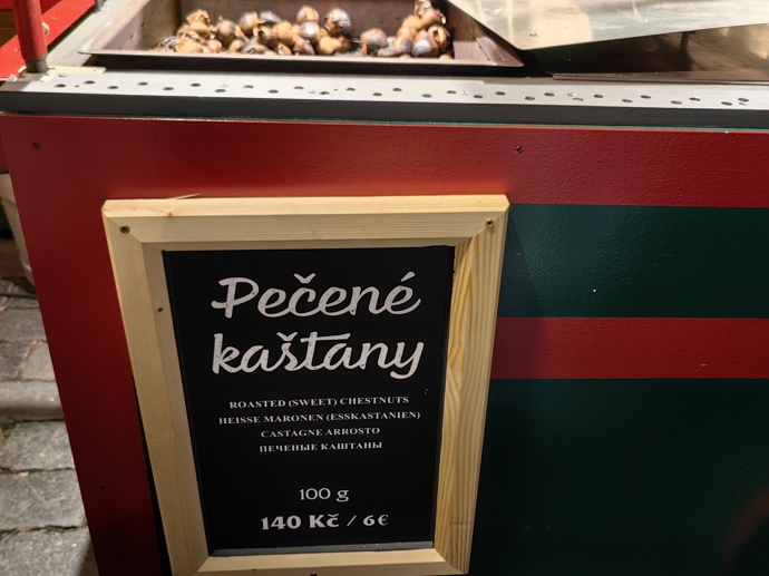 Na vánočních trzích nechybí ani pečené kaštany za 140 Kč, 100 g.