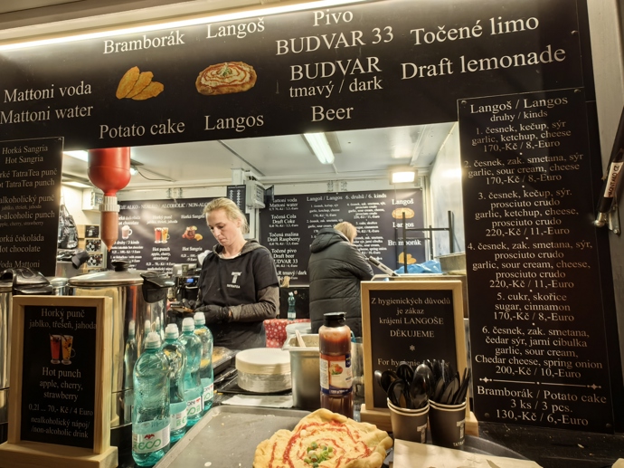 Další pochutinou, kterou na trzích najdete, jsou bramboráky, langoše a nesmí chybět ani pivo.