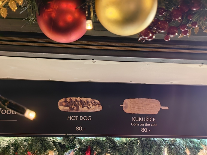 Hot dog a kukuřici seženete za 80 Kč.