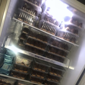 Lednička plná zhruba 600 ks hnízd je mojí předvánoční klasikou. 