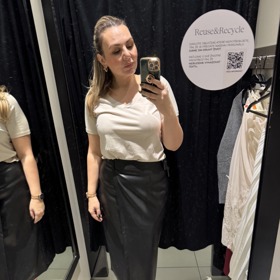 Koženková sukně byla prvním úlovkem v Reserved. Její cena 359 Kč byla od první chvíle lákavá. Dá se k ní nosit téměř cokoliv, na snímku je například s tričkem, které stálo 159 Kč.