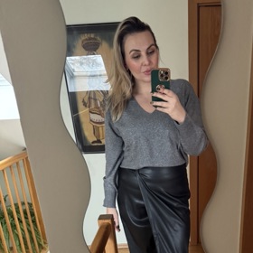 Nakonec jsem si ji ale vzala se svetříkem, který stál ve slevě 399 Kč. Ještě uvažuji, že si ho pořídím v modré barvě.