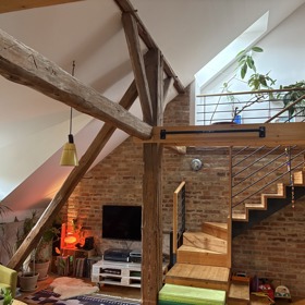 Pohled na část mlýnského open-space se schodištěm do patra u Kláry Vytiskové. 