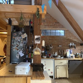 A tady už se díváme do kuchyně, která je v jednom z rohů otevřeného prostoru mlýna. 