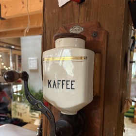 Starožitný mlýnek na kávu u Kláry - návštěvě v něm ale kávu nemele