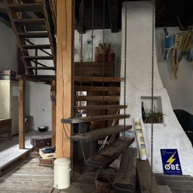 Schodiště z mlýnice do obytné části v přízemí