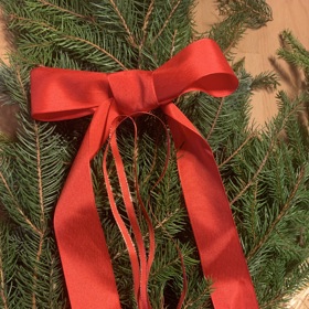 K dozdobení a zavěšení věnce budete potřebovat ještě dostatečně dlouhé stuhy v různé šíři i designu.