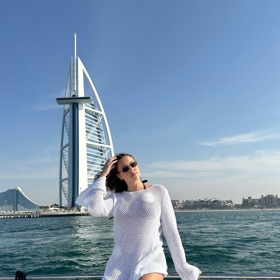 Veronika si užívá v Dubaji s Adamem Hložkem a přáteli.